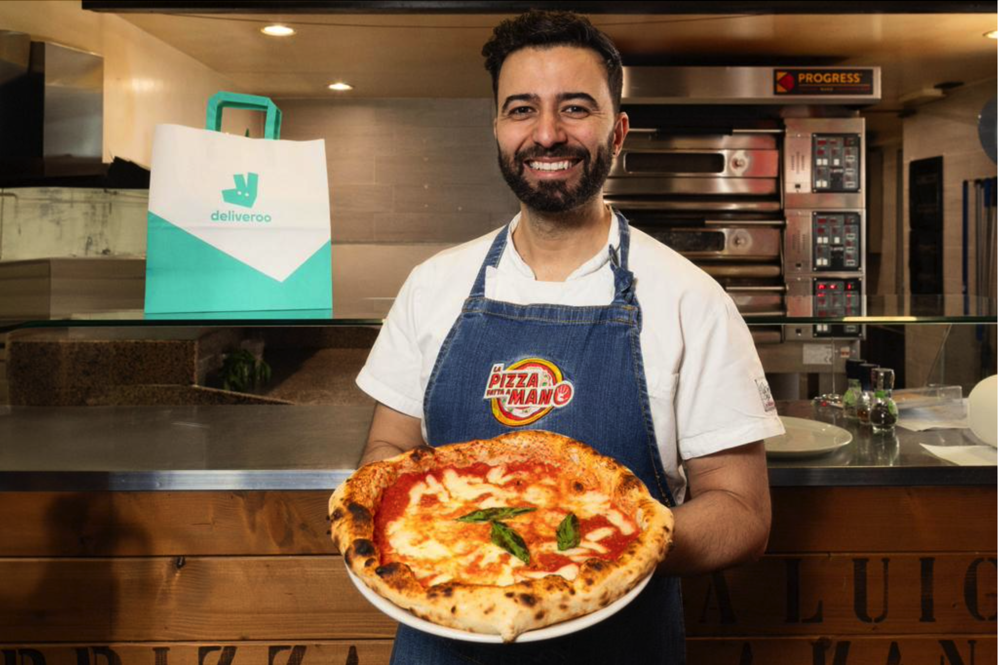 DELIVEROO – WORLD PIZZA DAY QUANDO LA PIZZA TI CAMBIA LA VITA: LUIGI SCHIFANO, DA CANTANTE LIRICO, A STAR DELLA PIZZA SUL WEB. OGGI È PIZZAIOLO DI SUCCESSO CON 2 LOCALI