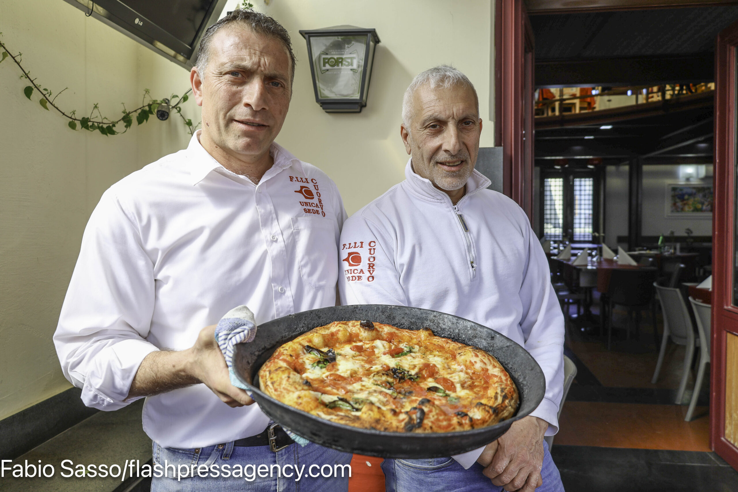 Pomigliano d’Arco: alla pizzeria dei fratelli Cuorvo, dove una delle sue specialità è la pizza nel ruoto